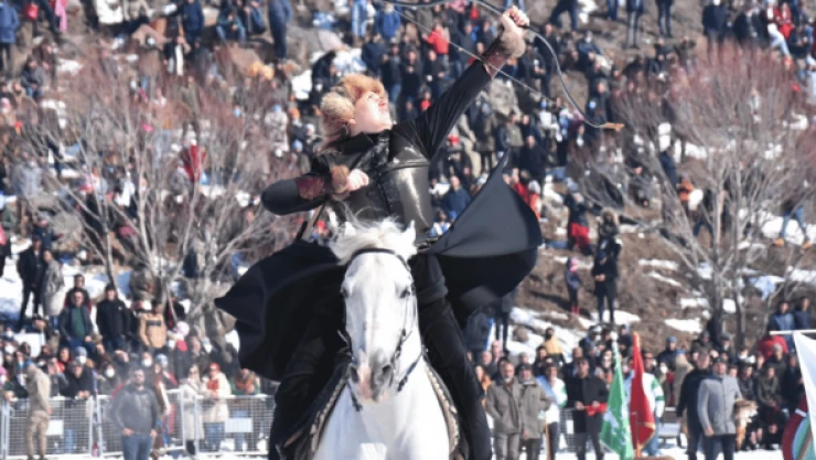 Buzla kaplı Çıldır Gölü şenlendi