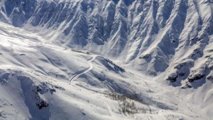 Çığ tehlikesi yol çalışmalarına engel oldu