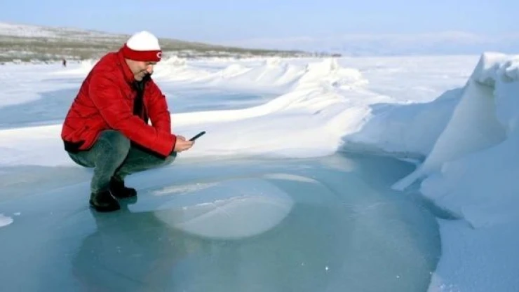 Donan Çıldır Gölü'nde anı ölümsüzleştiriyorlar
