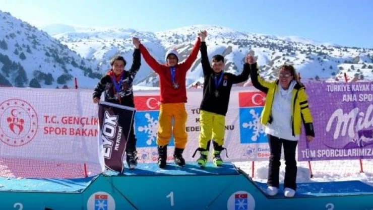 Erzincan'da düzenlenen Snowboard Alpine 2. Etap Yarışları sona erdi