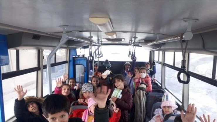 Güroymak'ta kayak merkezine götürülen öğrenciler karın keyfini çıkardı