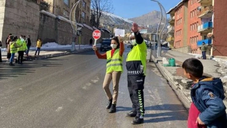 Hakkari'de polis ekipleri öğrencilere 'okul geçidi görevlileri eğitimi' verdi