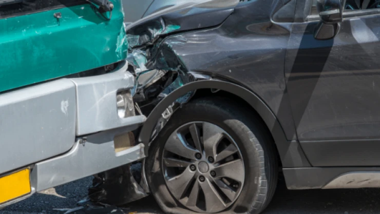 Halk otobüsü ile otomobil kafa kafaya geldi