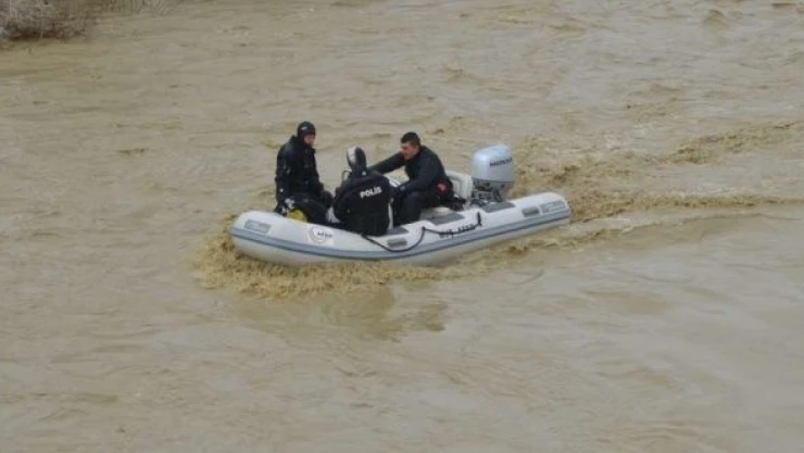 Karasu Nehri'ne düşen genç için arama çalışmaları sürüyor