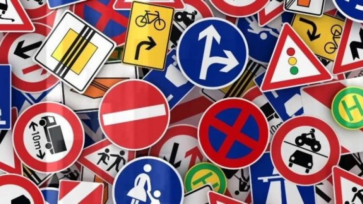 Kars'ta trafik levhalarını çaldılar!