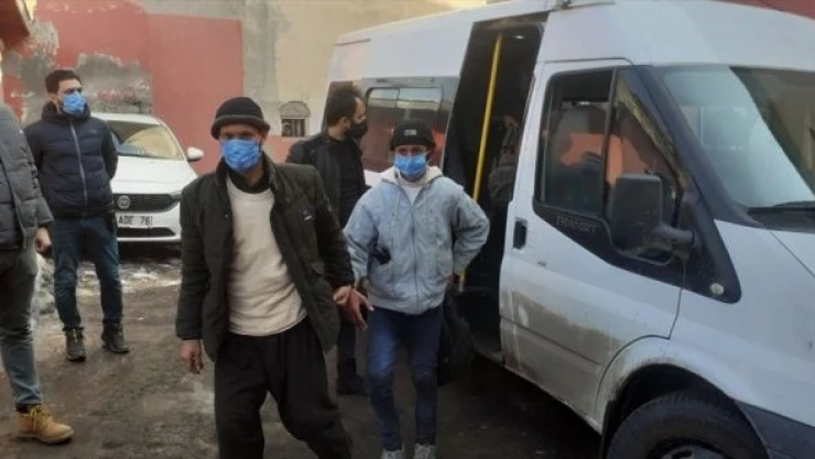 Kars'ta sahte yol izin belgesi bulunan göçmenler yakalandı!