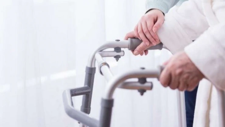 Kaymakam eşinden engellilere malzeme desteği