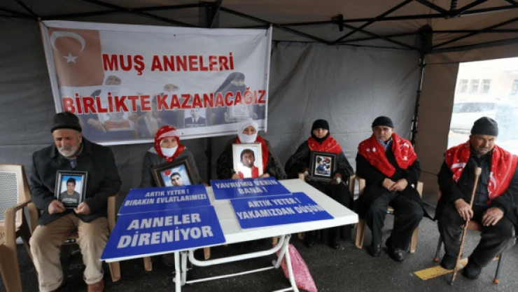 Muş'ta gözü yaşlı anneler evlat nöbetini sürdürüyor