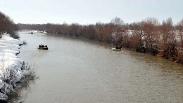 Muş'ta Karasu Nehri'ne düşen lise öğrencisini arama çalışmalarına ara verildi