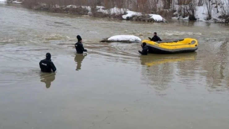 Muş'ta nehre düşen genç kızı arama çalışmalarına ara verildi