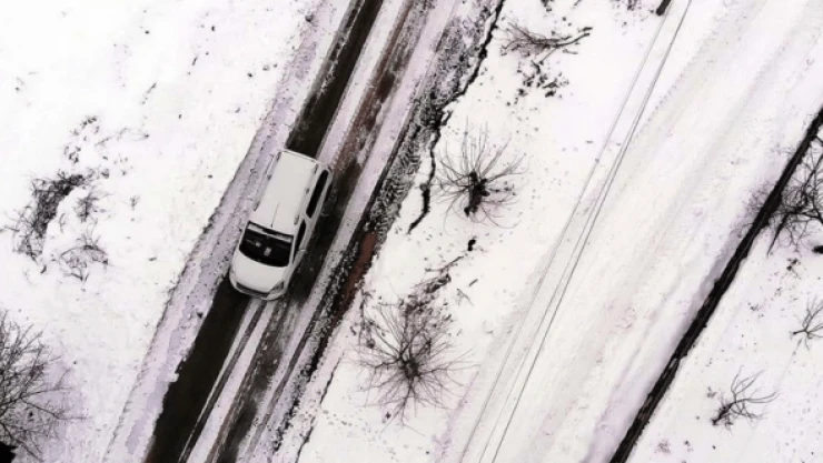 Sağlık ekipleri, karlı yolları aşıyor