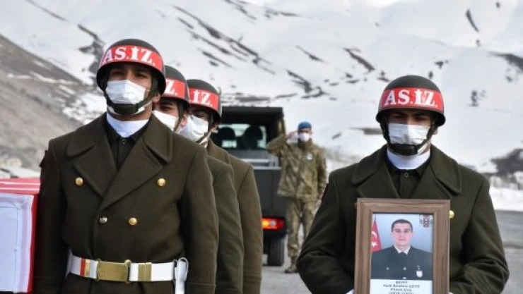 Silah kazasında şehit olan Piyade Uzman Çavuş Halil İbrahim Çete için Hakkari'de tören düzenlendi