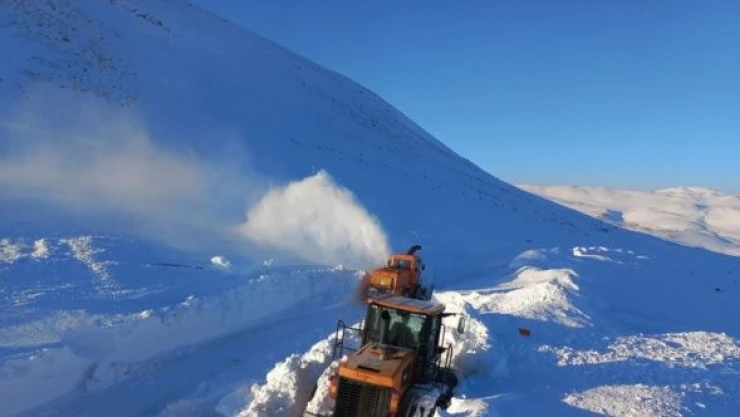 Ulaşıma kapanan Kağızman-Ağrı kara yolunda çalışmalar sürüyor