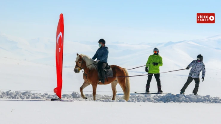 Van'da karda 'atlı snowboard'  heyecanı yaşandı