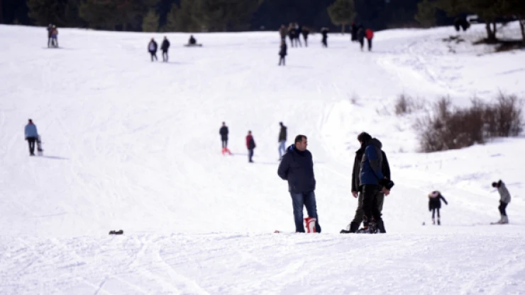 Yalnızçam Kayak Merkezi'ne ziyaretçi akını!