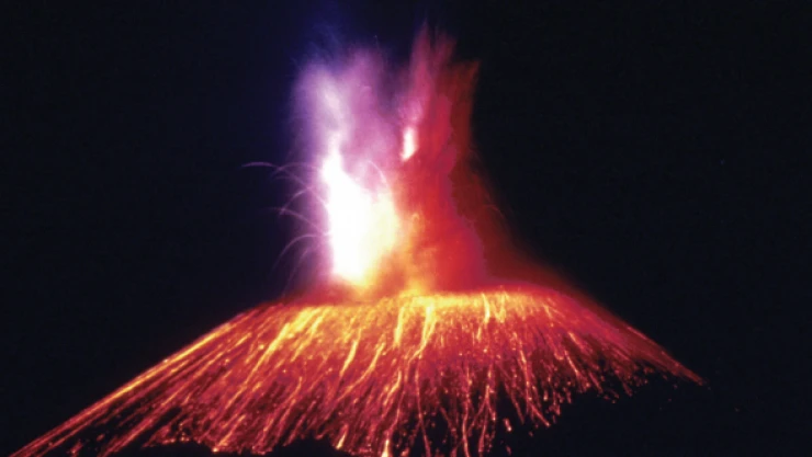 Yanardağ faaliyete geçti! Volkanik yıldırımlar peşinden geldi