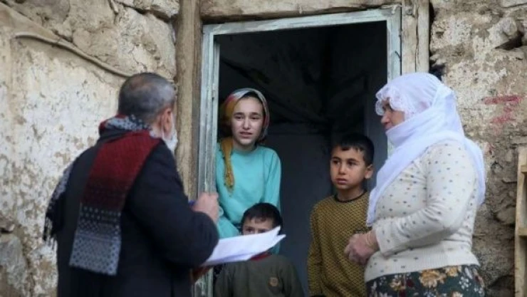 Bitlis&#039te eğitim neferleri köy köy gezip kız çocuklarını eğitime kazandırıyor