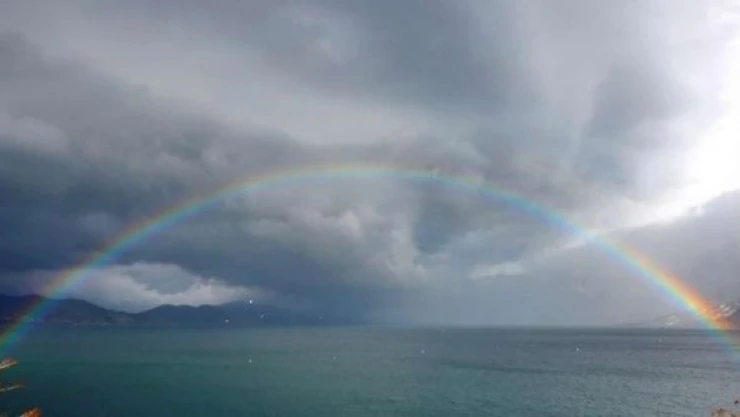Elazığ'da Hazar Gölü'nün üzerinde gökkuşağı oluştu