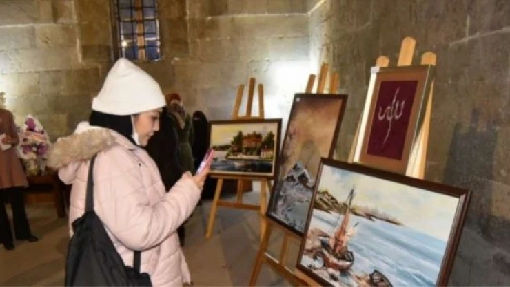 Erzurumlu kadınlar atık malzemelerden sergi açtı