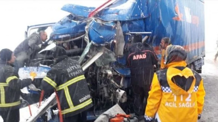 Kamyonla TIR çarpışt: 1 ağır yaralı