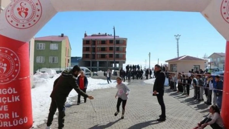 Karlıova'da öğrenciler arası yarışma düzenlendi