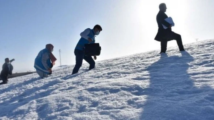 Kars'ta sağlık ekipleri olumsuz hava koşullarına meydan okuyor!