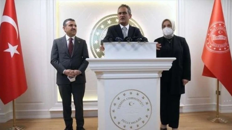 Milli Eğitim Bakanı Özer: &quotYüz yüze eğitime devam&quot
