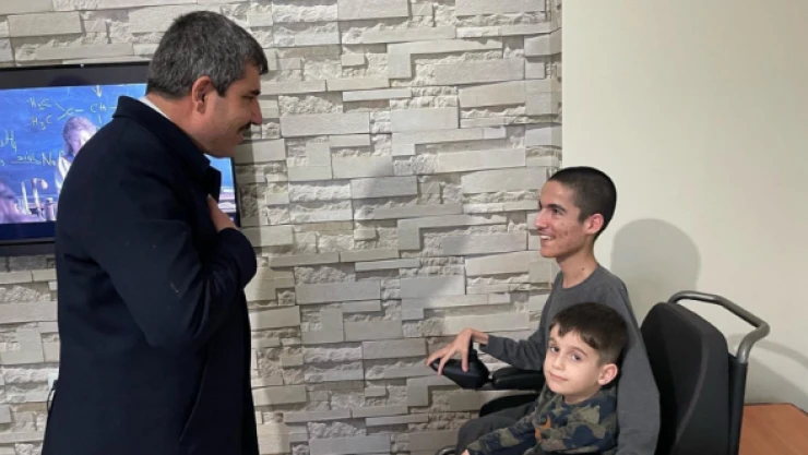 Muş Belediye Başkanı Feyat Asya  SMA hastası Yücel'e akülü sandalye hediye etti