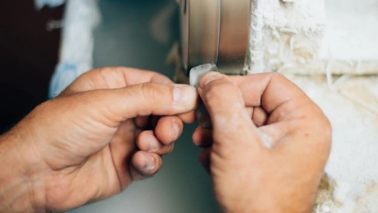 Şehir şehir gezerek cam süsleme sanatını sürdürüyor