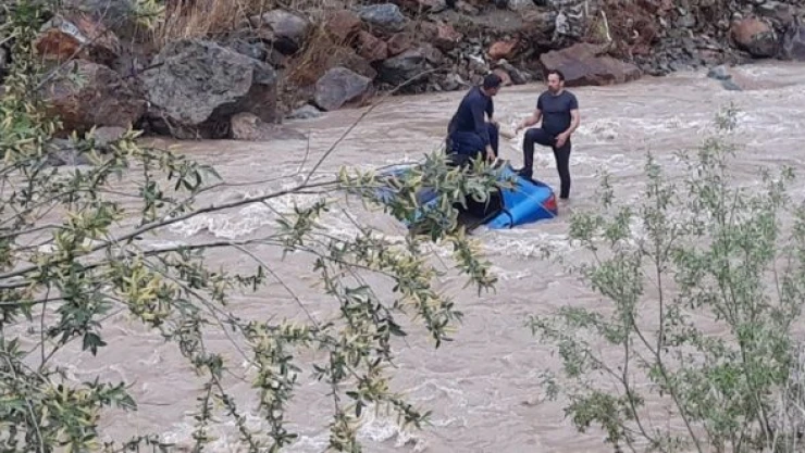 2 otomobil çaya düştü: 3 ölü, 2'si kayıp