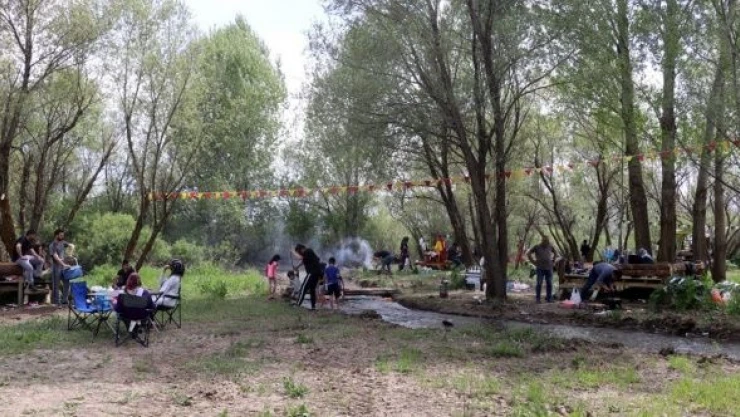 Ağrı'da havalar ısındı, vatandaş piknik alanlarını doldurdu