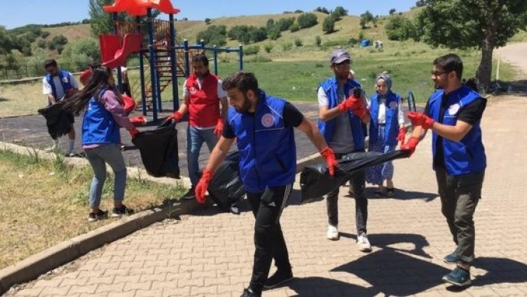 Bingöl'de gençler çevre temizliği yaptı