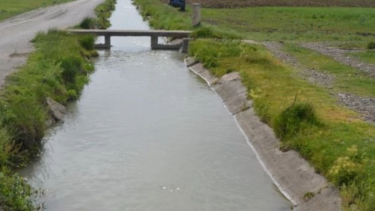 Muş'ta  sulama kanallarına su verildi