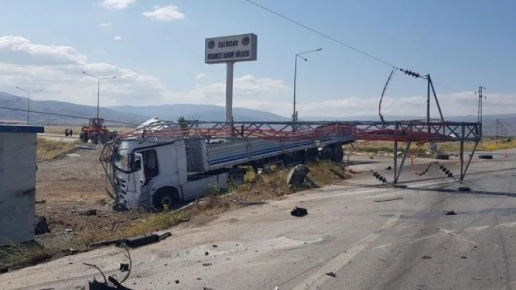 Erzincan'da iki TIR birbirine girdi!