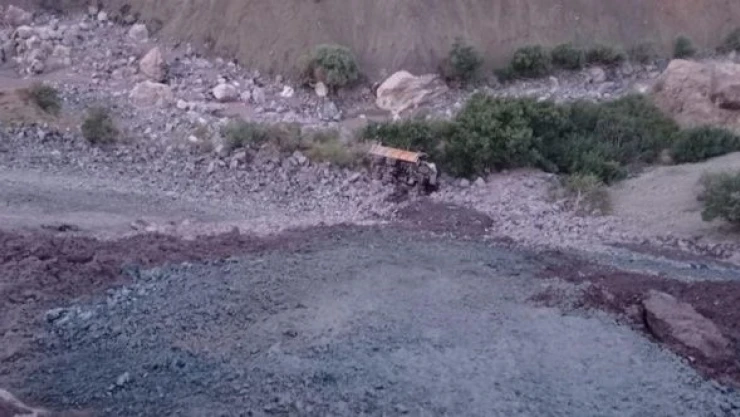 Hakkari'de kamyon uçuruma yuvarlandı!