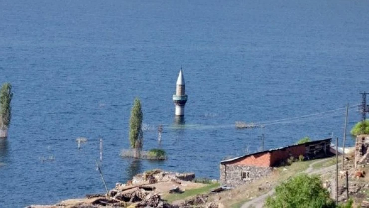 Kars'ta Karakurt köyü sular altında kaldı
