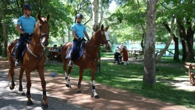 Malatya'da atlı jandarma timi devriye görevi yürütüyor
