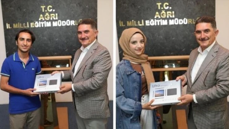 Milletvekili Çelebi, YKS'de başarılı olan öğrencilere hediye verdi