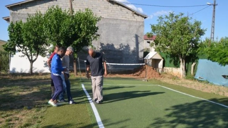Muş'ta eski futbolculardan ayak tenisi kortu !