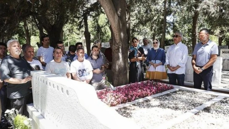 Türk sinemasının yıldızı Kemal Sunal kabri başında anıldı
