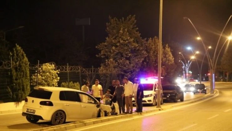 Elazığ'da iki otomobil çarpıştı