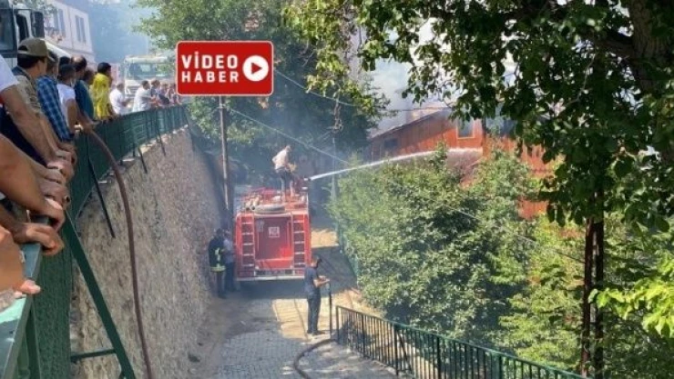 Erzincan'da tarihi ahşap evlerdeki yangın söndürüldü