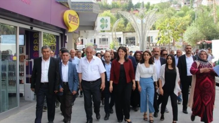 HDP Eş Genel Başkanı Buldan, Hakkari'de esnafı ziyaret etti