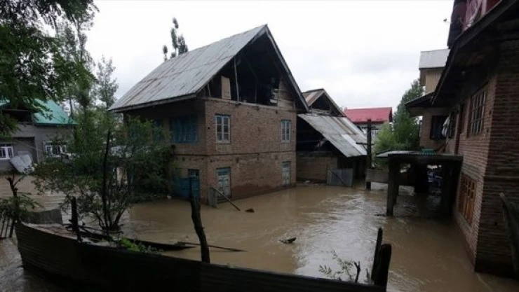 Hindistan'da yağışlar can almaya devam ediyor