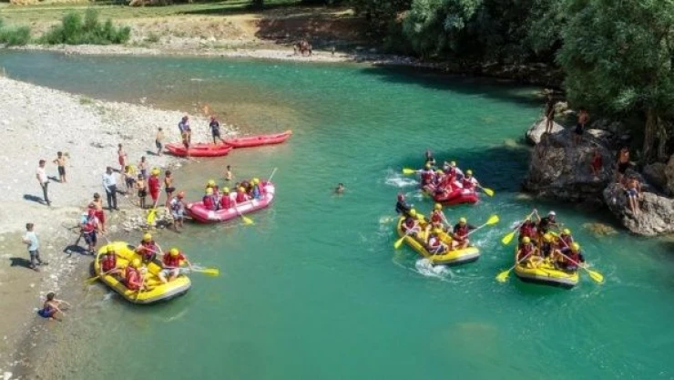 İranlı turistler, Çatak Çayı'na akın ediyor!