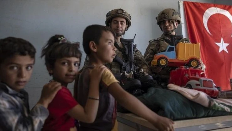 Mehmetçik'ten, Barış Pınarı bölgesindeki ihtiyaç sahiplerine yardım!