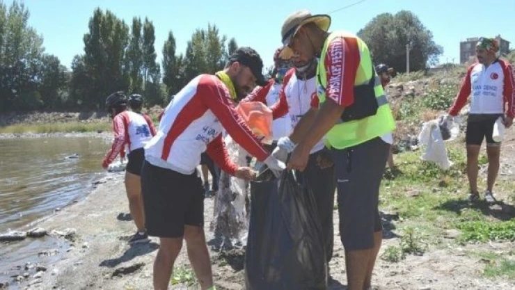 Van Gölü kıyıları bisiklet tutkunları ile tertemiz
