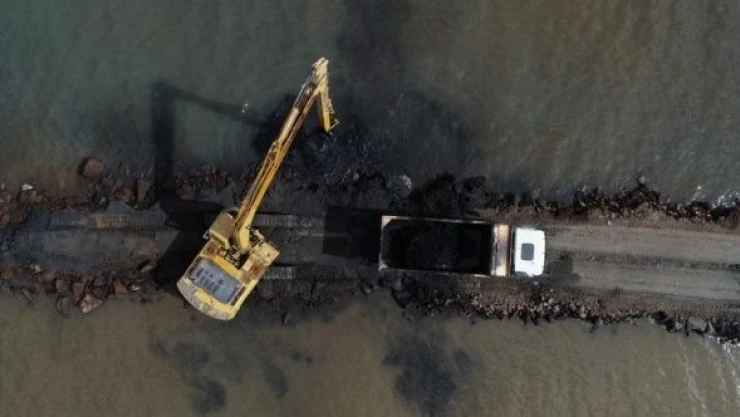 Van Gölü'nde dip çamuru temizliği sürüyor