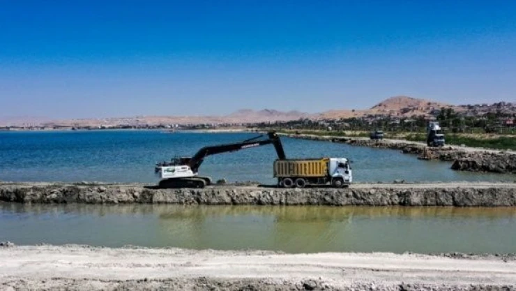Van Gölü'nden 400 bin metreküp balçık çıkarıldı
