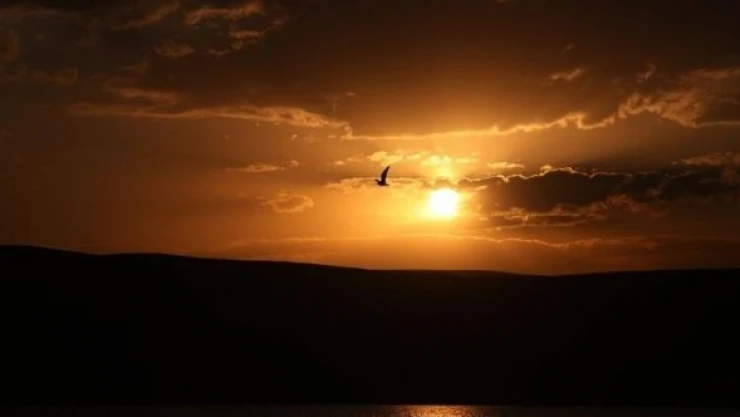 Balık Gölü'nde gün batımı görenleri büyüledi!